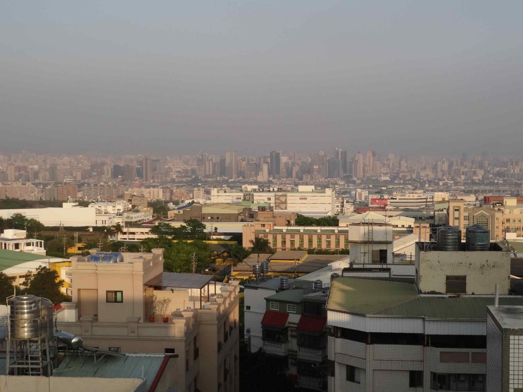 Zicht op Taichung vanop dak van mijn appartementsgebouw in Dong Bie
