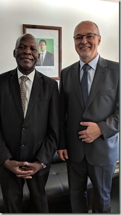 Samen met de ambassadeur van Zambia
